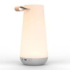 uma designová lampa s reproduktorem
